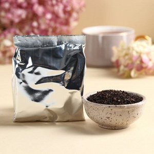 Подарочный набор «Для самой красивой»: чай чёрный с клубникой 50., молочный шоколад 70.