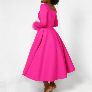 Платье приталенное с квадратным вырезом запястье отделка перьями ,юбка в складку ,розовое