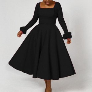 Платье приталенное с квадратным вырезом запястье отделка перьями ,юбка в складку ,черное