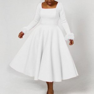 Платье приталенное с квадратным вырезом запястье отделка перьями ,юбка в складку ,белое