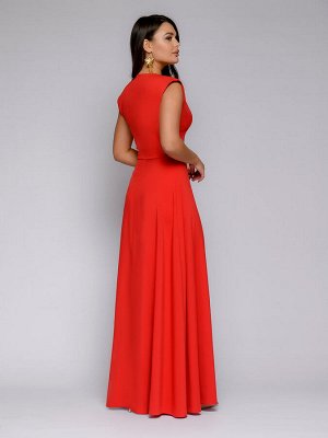Платье красного цвета длины макси с глубоким декольте