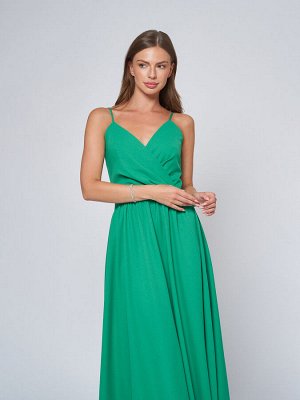 Платье зеленого цвета длины макси на бретелях и с разрезом на юбке