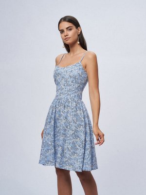 Платье голубое с цветочным принтом длины мини на бретелях