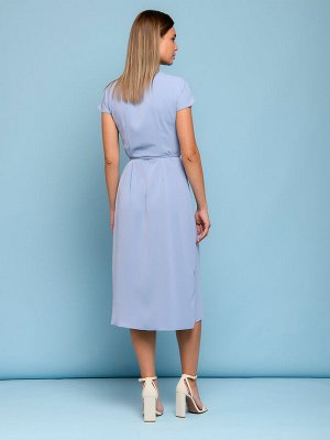 Платье голубое длины миди с запахом и короткими рукавами