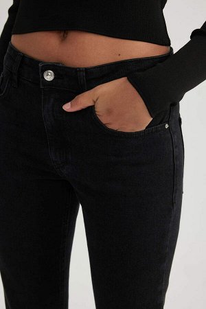 Джинсовые брюки узкого кроя с нормальной талией длиной до щиколотки