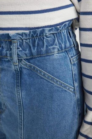 Легкие прямые джинсовые брюки длиной до щиколотки с высокой эластичной резинкой на талии и бумажным пакетом