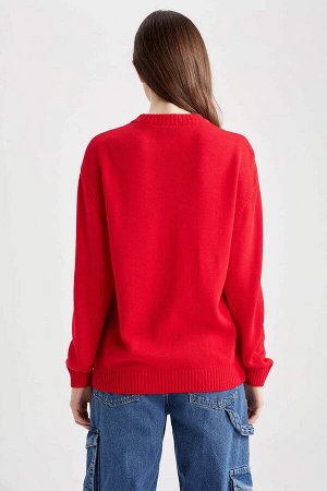 Красный свитер с круглым вырезом в новогодней тематике