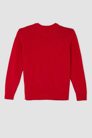 Красный свитер с круглым вырезом в новогодней тематике