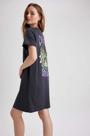 Крутое платье-футболка оверсайз из 100 % хлопка с мистическим принтом на спине и короткими рукавами