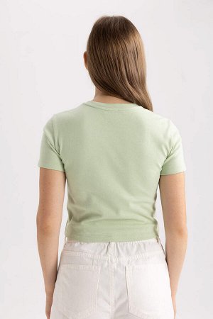 Классная приталенная футболка с короткими рукавами и принтом