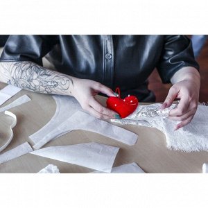 Игольница с петлёй «Сердце», 8.5x6.5x3.5 см, красная