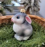 Елочная игрушка из стекла Зайчонок Серенький