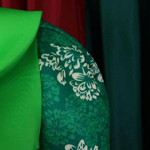 Платье приталенного силуэта с бантом на груди ,рукава объемные с принтом ,юбка карандаш ,зеленое