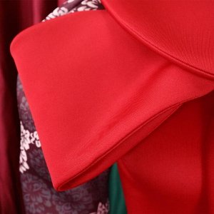 Платье приталенного силуэта с бантом на груди ,рукава объемные с принтом ,юбка карандаш ,красное