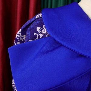 Платье приталенного силуэта с бантом на груди ,рукава объемные с принтом ,юбка карандаш ,синее