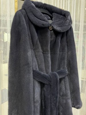 Одежда Шубка из меха импортной норки, капюшон, цвет графит, длина 110 см, модель «халат» 
Размеры 48,50,52,54
