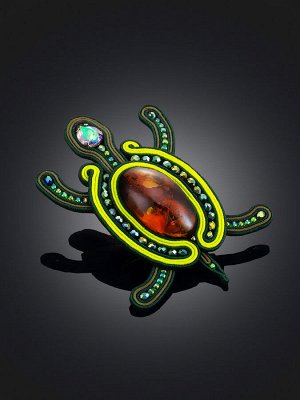 Плетёная брошь-черепаха с натуральным янтарём коньячного цвета «Индия»