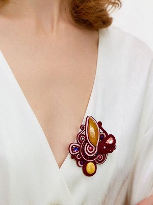 Эффектная плетёная брошь, украшенная натуральным медовым янтарём «Индия»