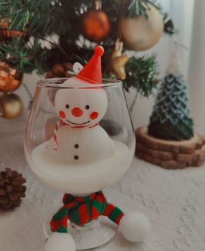 Снеговик в бокале: Стильная новогодняя свеча для создания уюта