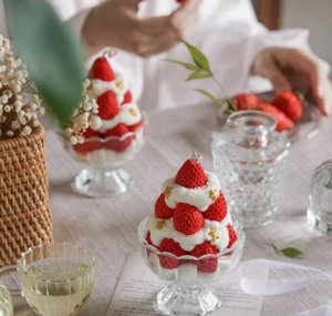 Ароматическая праздничная Свеча-клубничный десерт для декора