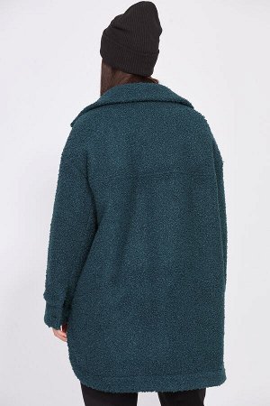 Куртка Куртка, выполнена из искусственной "овчины", с утеплителем Isosoft. Куртка прямого силуэта, длиной ниже линии бедер. Спереди накладные карманы с клапанами, застежка на обтяжные кнопки.  На спин
