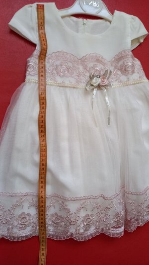 Платье нежно-белое — отличный наряд для принцессы! Замеры на фото