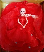 Кукла в пышном красном платье
