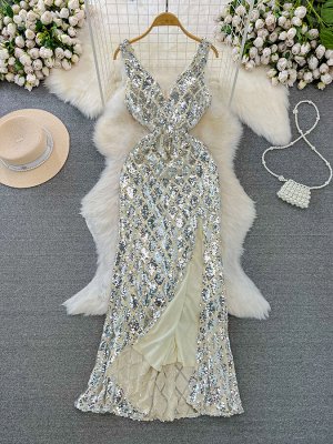 Женское платье с пайетками, цвет серебристый