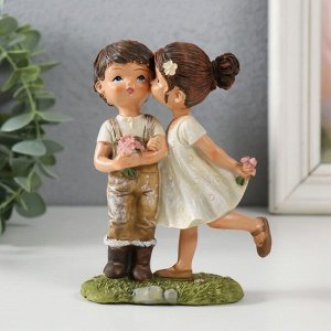 Фигурка полистоун «Малыши на прогулке - первый поцелуй», 9.5x4.5x12.5 см