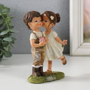 Фигурка полистоун «Малыши на прогулке - первый поцелуй», 9.5x4.5x12.5 см