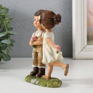 Фигурка полистоун «Малыши на прогулке - первый поцелуй», 9.5x4.5x12.5 см