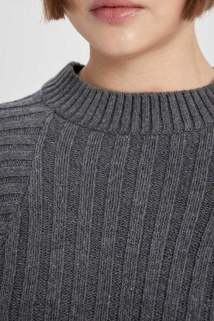 Укороченный свитер в рубчик с круглым вырезом