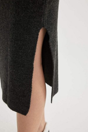 Трикотажная юбка-миди с разрезом