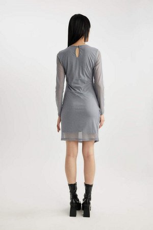Облегающее мини-платье из тюля с круглым вырезом и длинными рукавами