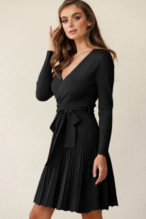 Черное плиссированное платье с поясом и V-образным вырезом