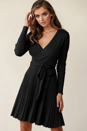 Черное плиссированное платье с поясом и V-образным вырезом