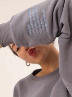 Женский свитшот с О-вырезом свободного силуэта с вышивкой на рукаве &quot;it&#039;s OK&quot;