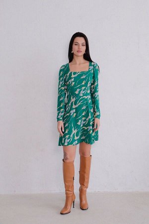 Платье с вырезом "каре" зелёное с принтом