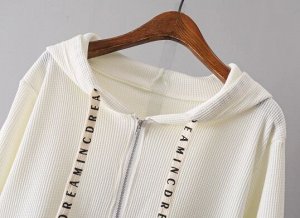 Трикотажный пуловер с капюшоном утепленный на флисе, белый