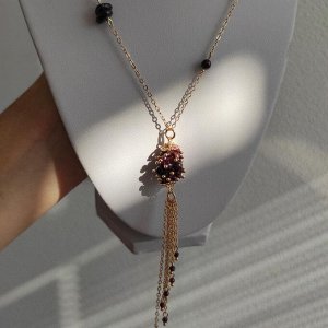Сотуар из граната на длинной цепочке
