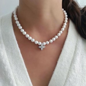 Чокер из хлопкового жемчуга с кулоном клевер