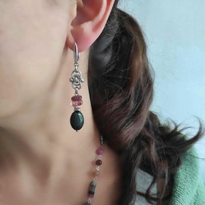 Серьги в темно-зеленых, малиновых оттенках
