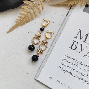 Серьги с черным агатом в позолоте асимметричные