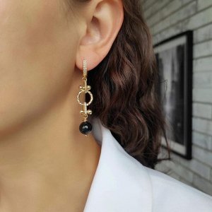 Серьги с черным агатом в позолоте асимметричные
