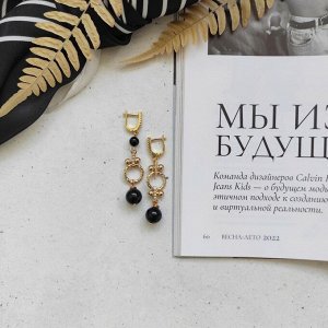 Серьги с черным агатом в позолоте асимметричные