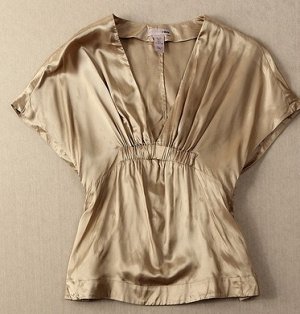 Блуза Блуза, оформленная V-образным вырезом горловины цвет: ЗОЛОТО, смесь хлопка. Размер (обхват груди, длина изделия, см): 32 (35*2,54), 34 (37*2,56)