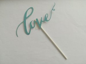 Надпись "Love" на шпажке