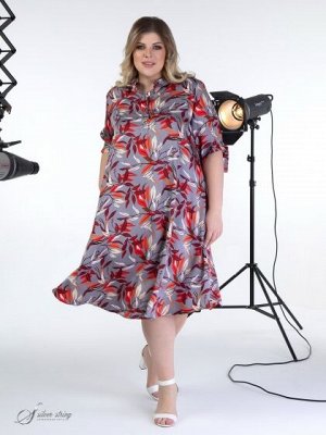 Платье Эффектное платье А-образного силуэта, длиной за колено, выполнено из ткани с высоким содержанием хлопка. Оригинальный рисунок ткани выполнен в технике digital. Сатиновое переплетение нитей в по