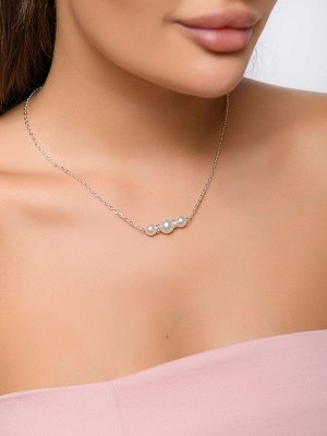 Украшение на шею из белых бусин и серебристых разделителей на цепочке