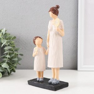 Сувенир полистоун "Мама с дочкой, с леденцами" 22,5х5,5х10 см